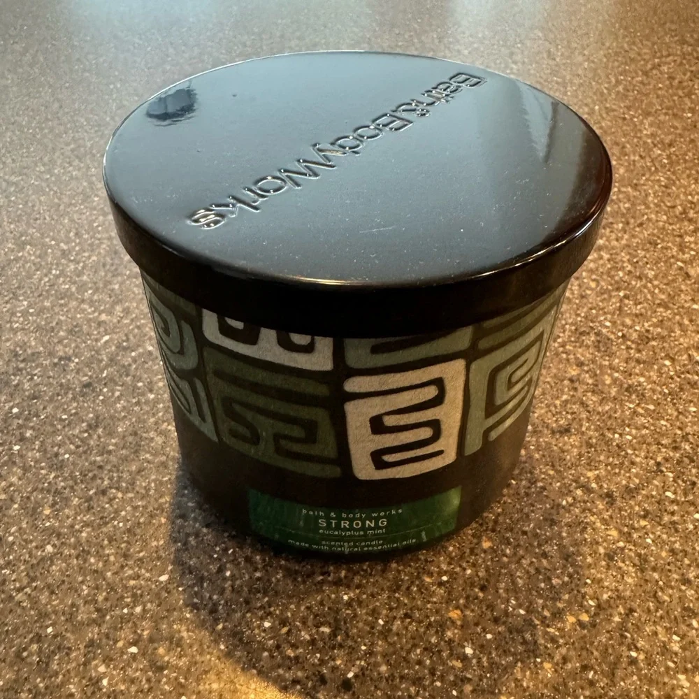 NWOT Bath & Body Works 3-Wick Candle - STRONG Eucalyptus Mint - Picture 2 of 4